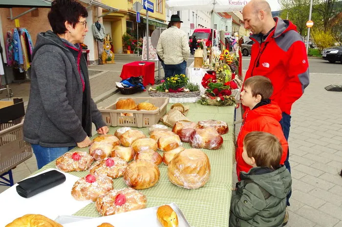 Geboten wurden beim Markt der örtlichen Werbegemeinschaft Handwerkskunst, Osterschinken und mehr.