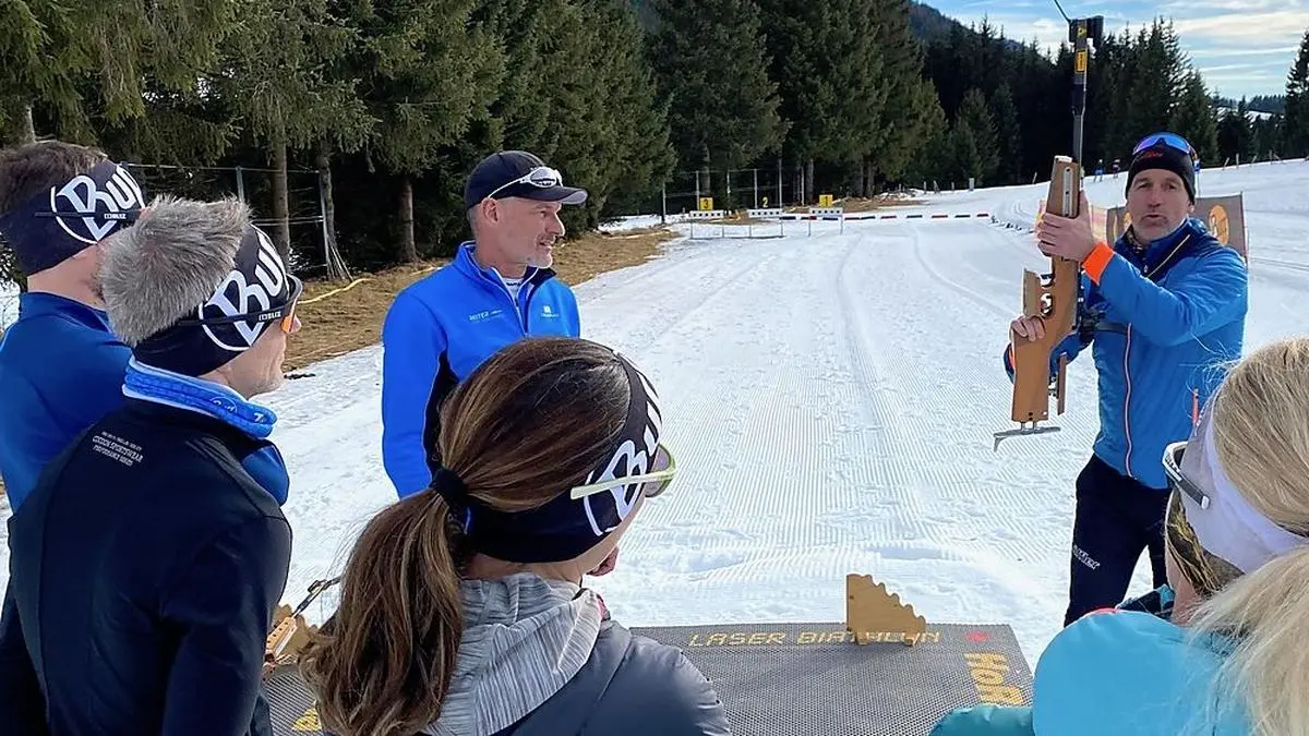 Christoph Sumann (rechts) zeigt vor, was Biathleten beim Schießen beachten sollten 
