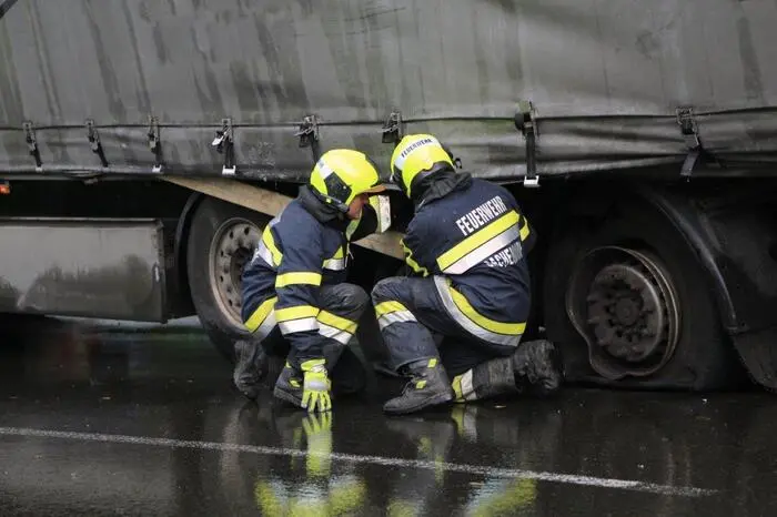 Durch den Zusammenstoß wurde der Auflieger des Lkw ebenfalls stark in Mitleidenschaft gezogen.