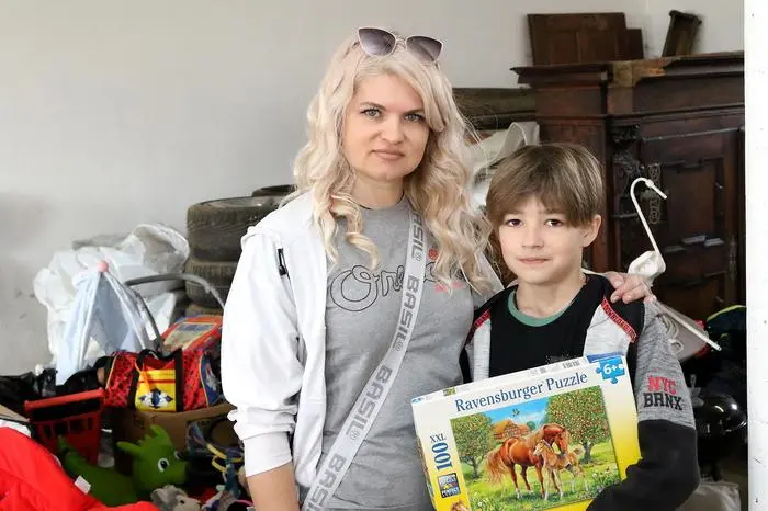 Olha Barska und Ivan. Ivan freut sich schon auf den Schulbesuch in Launsdorf