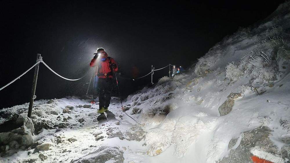 Die Bergrettung Mürzzuschlag musste spätnachts eine in Bergnot geratene Familie von der Rax bergen