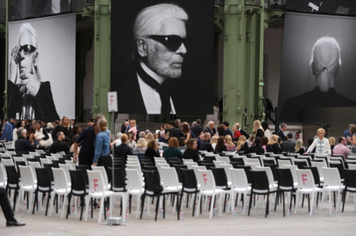 Dekoriert wurde das Grand Palais mit Bildern des verstorbenen Designers
