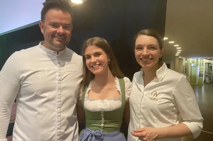 Eventmanagerin Valentina Wehmeyer (M) mit 3-Hauben-Koch Stefan Eder (1.v.l.) und Konditorenmeisterin Eveline Wild (3.v.l.)