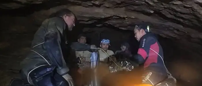 Neue Monsunregenfälle erschweren die Arbeiten in der überfluteten Höhle in der abgelegenen Bergregion der Provinz Xaisomboun