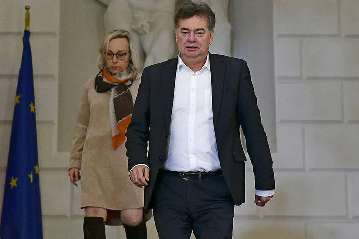 "Nein, sonst wäre ich durch die Hintertüre rausgegangen." Der Grüne Bundessprecher Werner Kogler benutzt bei den Sondierungsgesprächen mit der ÖVP weiter die Vordertür solange keine unüberwindbaren Hürden auftauchen.