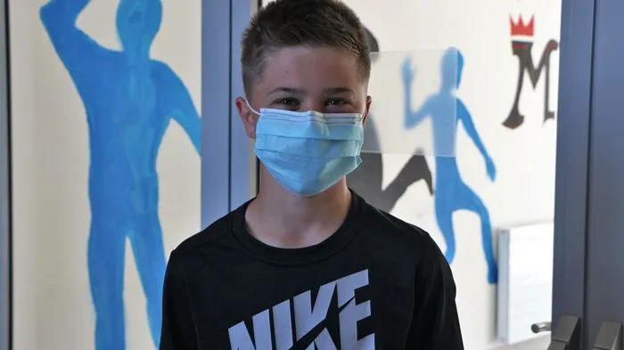 "Ich freue mich, dass ich meine Freunde wieder sehen kann. Das mit dem Abstand halten geht eigentlich, weil man ja trotzdem miteinander reden kann. Daheim habe ich recht viel zu tun gehabt, weil wir keine fixen Stunden hatten und Aufgaben abgeben mussten. Die konnte ich aber alle erledigen", erzählt Daniel Hechtl aus der NMS St.Ruprecht/Raab.