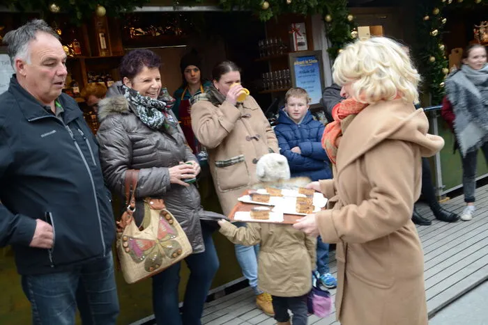 Anschließend fungierte Blanik als Kellnerin und verteilte die süßen Leckerbissen an die Adventmarkt-Besucher