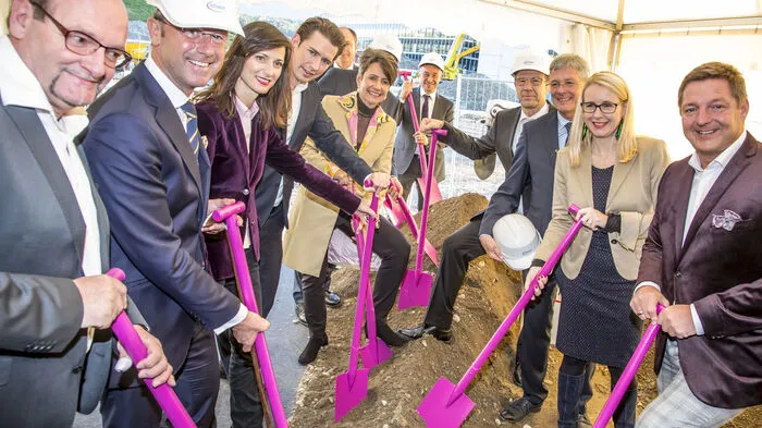 Am 10. November 2018 erfolgte am Gelände der Infineon in Villach der Spatenstich für den Milliarden schweren Ausbau des Halbleiterherstellers. Beim Spatenstich anwesend waren auch EU-Kommissarin Mariya Gabriel, Bundeskanzler Sebastian Kurz (ÖVP), die Minister Margarete Schramböck (ÖVP) und Norbert Hofer (FPÖ) sowie Landeshauptmann Peter Kaiser (SPÖ).