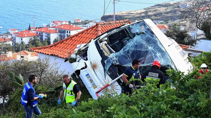 Der Fahrer hatte offenbar in einer Kurve die Kontrolle über den Bus verloren, der daraufhin eine Böschung hinunter auf ein Haus stürzte. 