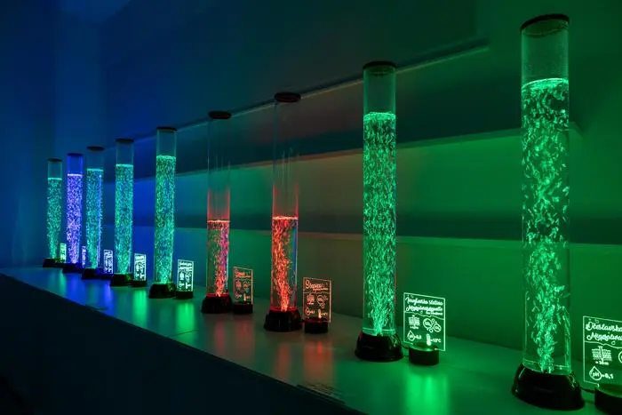 Als Inspiration für die Installationen dienten den Künstlern Wasser, Naturphänomene und Geschichten, die das Leben in der Region seit Jahrhunderten prägen