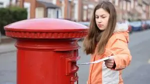 girl posting letter to red british postbox on street Copyright: xElenaxMoiseevax/xDesignxPicsx , 31218426 PUBLICATIONxINxGERxSUIxAUTxONLY Copyright: ElenaxMoiseevax/xDesignxPics 31218426