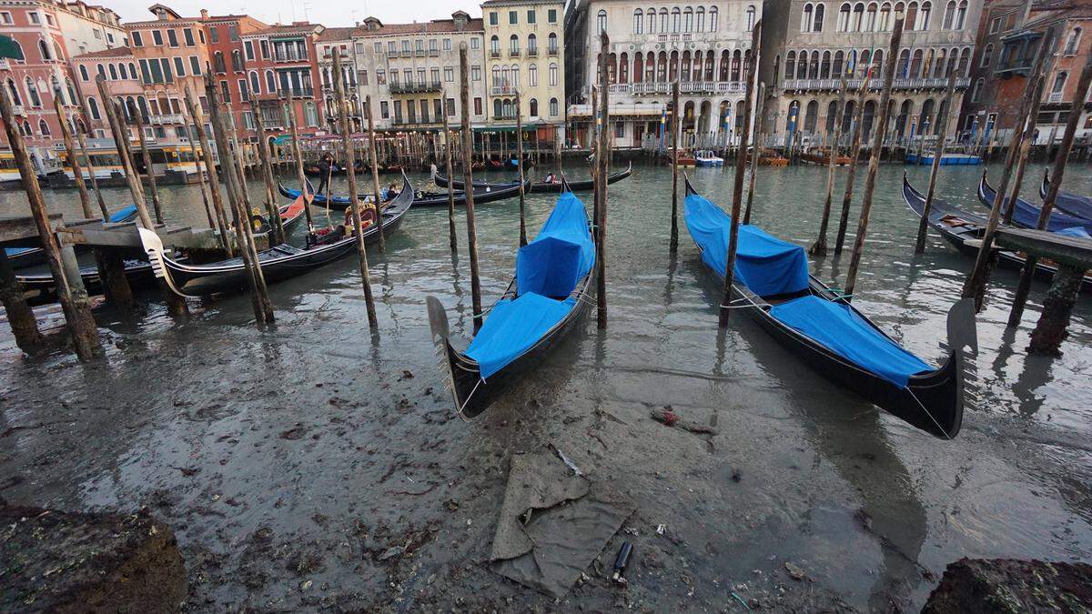 In Venedig liegen die Gondeln auf Grund