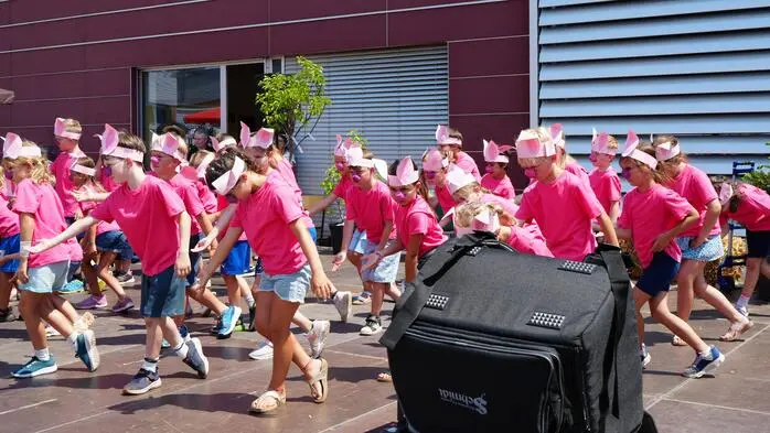 Im Schulhof der Volksschule Fohnsdorf wurde das bearbeitete Musical „So-Re-Muuh oder der musikalische Bauernhof“ von Christian Kunkel aufgeführt.