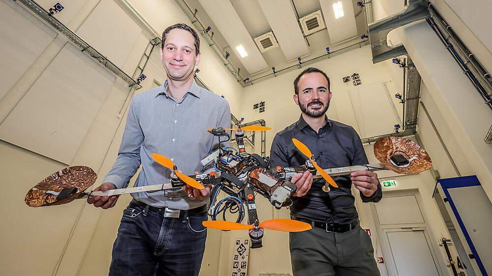 Stephan Weiss und Jan Steinbrenner mit einer Drohne, die schon in der israelischen Wüste unterwegs war.