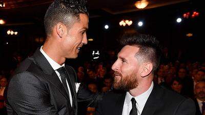 Cristiano Ronaldo (links) gewann die Wahl gegen Lionel Messi
