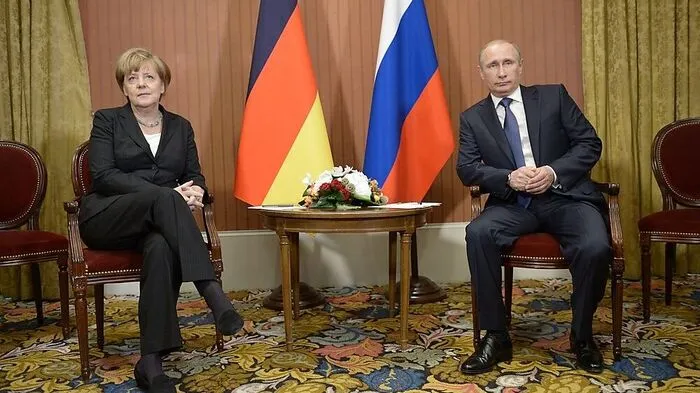 So sieht ein Gipfeltreffen aus, bei dem der eine Teilnehmer den anderen mehr als vier Stunden hat warten lassen. Die deutsche Kanzlerin Angela Merkel führt bei ihrem Treffen in der Normandie 2014 die Rangliste des britischen "Independent" an, der aufgelistet hat, welche hochrangigen Gäste Wladimir Putin wie lange hat warten lassen.
