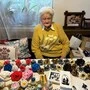 Sieglinde Talker mit einem Teil ihrer Christbaumschmucksammlung