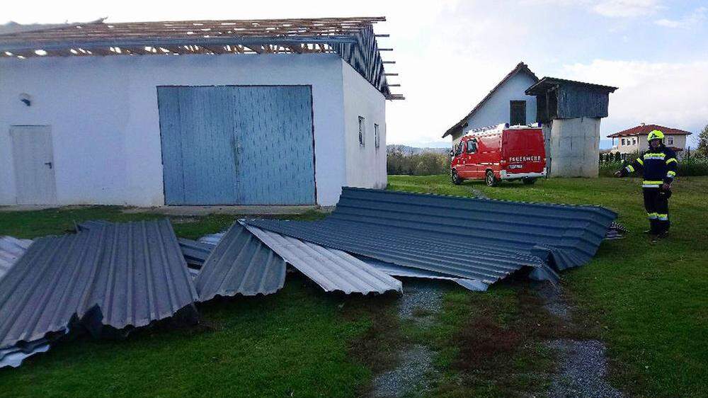 In Gabersdorf deckte der Sturm ein Dach ab. Nur kurz davor hatten hier noch Kinder gespielt.