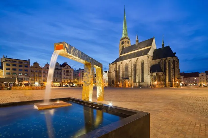 Das dominanteste Bauwerk der Stadt ist die St. Bartholomäus-Kathedrale, welche kurz nach der Stadtgründung erstmals belegt ist. Es handelt sich um ein mächtiges gotisches, dreischiffiges Bauwerk mit der spätgotischen Sternberg-Kapelle und einem 102,26 m hohen viereckigen Turm. Der höhchste in Böhmen.