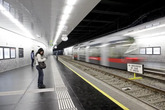 Auch in Wiener U-Bahn-Stationen, die naturgemäß starken Vibrationen ausgesetzt sind, kommt Fliesen-Know-how aus Weiz zum Einsatz.