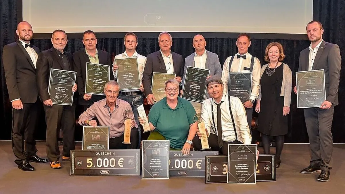 Merkur Vorstandsvorsitzende Kerstin Neumayer (Zweite von rechts) und Merkur Vorstand Harald Mießner (außen links) überreichten den Marktmanagern der besten Merkur Märkte Österreichs ihre Auszeichnungen.