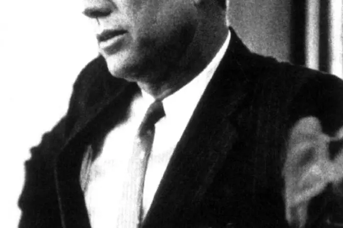 Jänner 1947: Als Mitglied der Demokraten zieht Kennedy in das US- Repräsentantenhaus ein. Sechs Jahre später wird er Senator für den Bundesstaat Massachusetts.