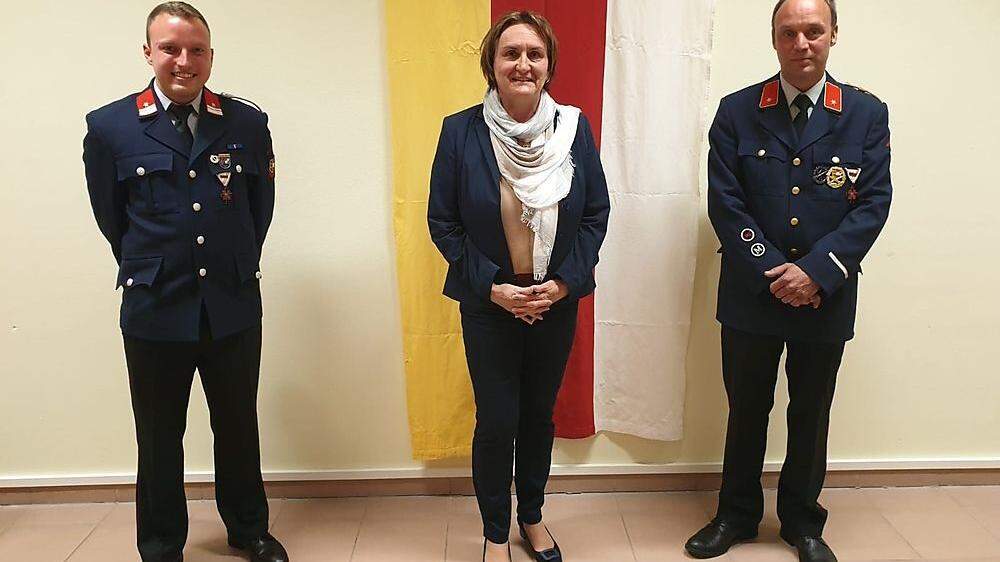 Von links: Der neue Kommandant der Feuerwehr Bad Eisenkappel Thomas Malle, Bürgermeisterin Elisabeth Lobnik (SPÖ) und Kommandant-Stellvertreter Hartwig Lamprecht