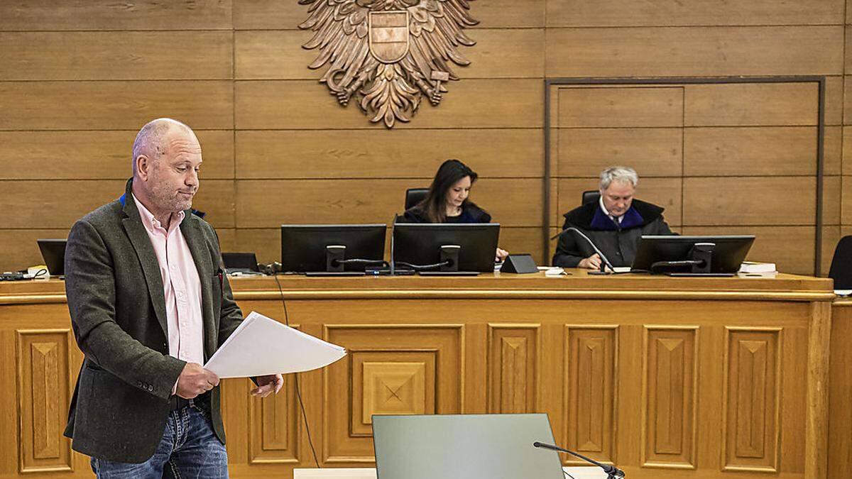 Kurt Scheuch, lässig in Jeans und im rosa Hemd