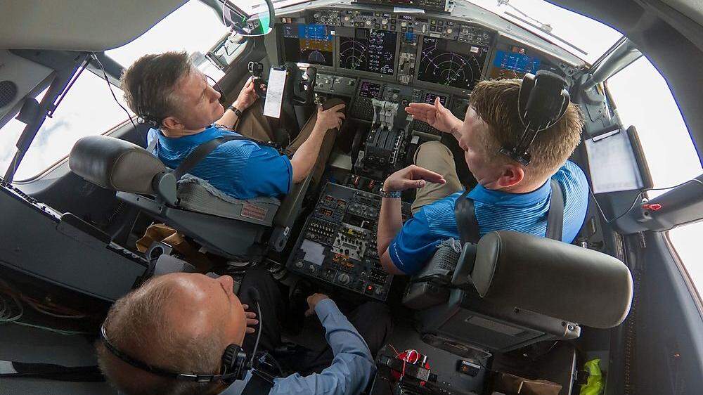 Testpiloten mit Boeing Vorstandschef Dennis Muilenburg im hinteren Cockpit-Teil