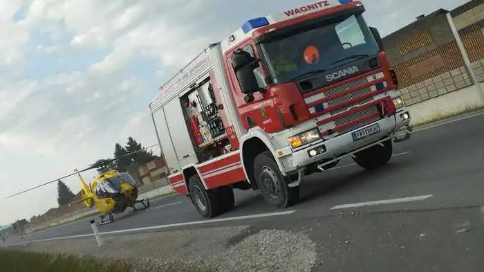 Der Notarzthubschrauber C12 landete auf der Bundesstraße, die Feuerwehr sperrte diese für die Landung ab