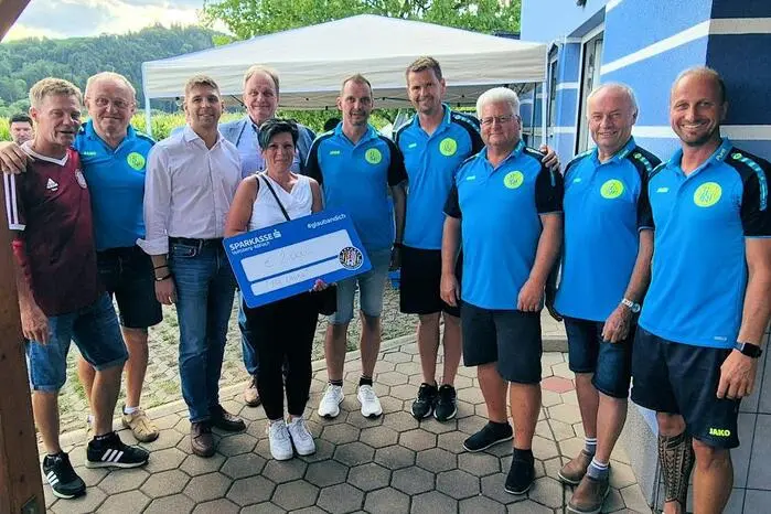 Im Anschluss konnte ein Scheck über 2000 Euro an eine Mutter und ihre Tochter aus dem Bezirk übergeben werden. Auch im Namen ihrer Tochter bedankte die Spendenempfängerin sich bei allen Mitgliedern des FC St. Johann/Köppling und allen an der Aktion Beteiligten für die großzügige Unterstützung.
