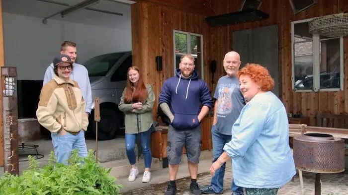Weil das Künstlerpaar Renate und Fritz Prehal aus Kainach ein sehr positives Echo zum Fernsehbeitrag „Wunderkammern“ erhielt, in dem die Arbeit der Prehals portraitiert wird und der Ende April ausgestrahlt wurde, beschloss die Familie, ihr Werkhaus und den angrenzenden Garten noch bis Sonntag, 2. Juni jeweils von 14 bis 20 Uhr zu öffnen. 