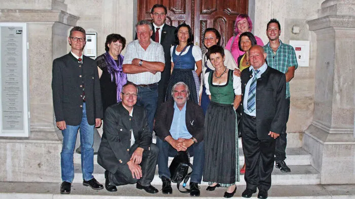 Die Hartmannsdorfer Theatergruppe vor dem Burgtheater