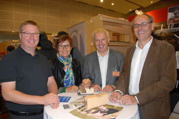 Tischler informieren bei der Messe für Bildungs- und Berufsorientierung gemeinsam über die Berufe in ihrer Branche