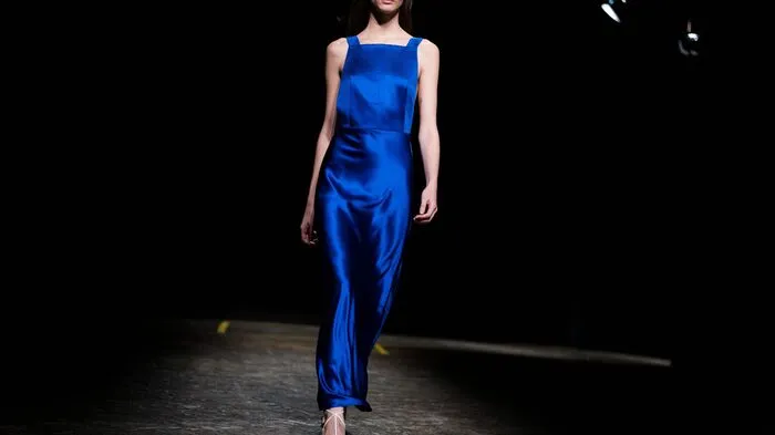 Kräftiges Blau. Es veträgt sich perfekt mit Schwarz-Weiß, aber macht auch als Einteiler eine gute Figur. Boss zeigte diese Kombination in Blau.