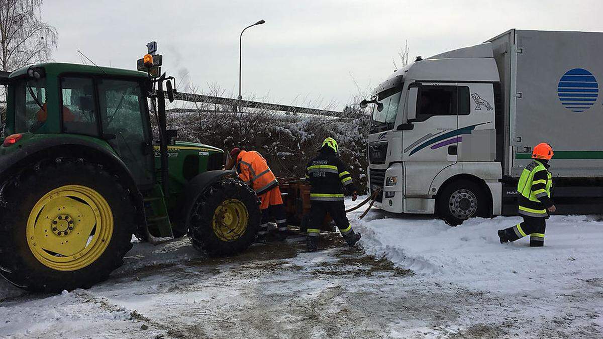 Auch ein Gemeindetraktor war bei der Bergung im Einsatz