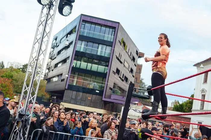 ... beim Open-Air-Wrestling-Match des „Falschen Propheten“ („Ihr verbrennt das steirische Steuergeld und nennt es Kunst. Ich nenne es entartet!“) gegen „Die weltberühmte queere Künstlerin“ („Ihr provinziellen Seppeln bekommt es jetzt mit der Kraft der Kunst zu tun!“).