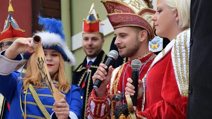 Die Rathausstürmung zu Faschingsbeginn in Straß hat schon Tradition.