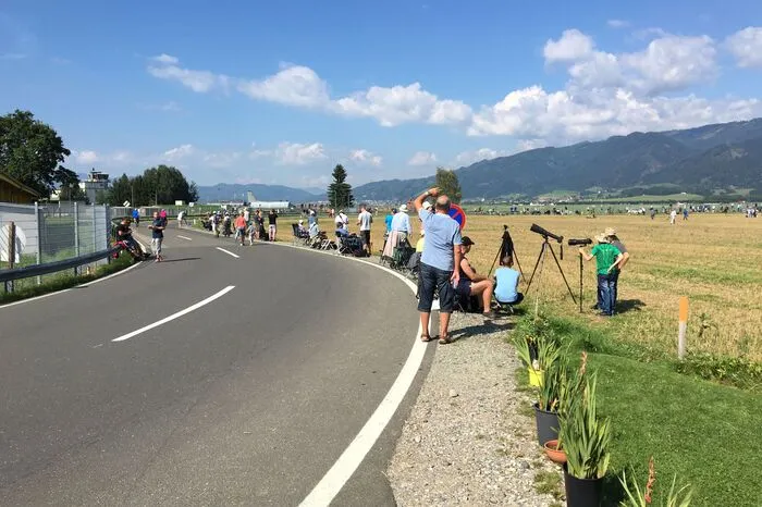 Fans der Airpower wollen "Fliegerschaun". Bereits vor dem großen Spektakel sind sie im Einsatz.