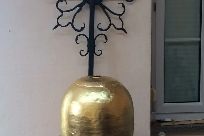 Das Turmkreuz wurde saniert, die Kugel neu vergoldet.