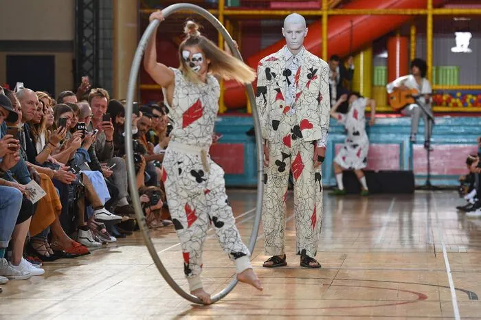 "It's a circus" twitterte sie zum Auftakt der Show...
