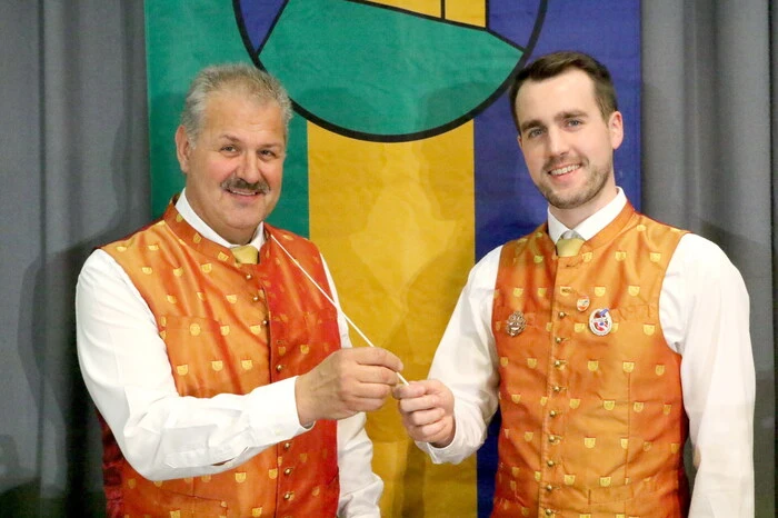 Benjamin Regenfelder (27) folgt auf Günter Prossegger (62), der zehn Jahre im Klangkörper den Ton angab (am Foto von rechts). 