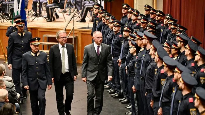 78 Absolventinnen und Absolventen von Grundausbildungslehrgängen feierten Montagmittag im Zuge der Ausmusterung in der Trofaiacher Mehrzweckhalle ihren erfolgreichen Kursabschluss. Mit dabei waren Innenminister Gerhard Karner, Landeshauptmann Christopher Drexler, Gabriele Kolar, zweite Landtagspräsidentin, Bürgermeister Mario Abl, Polizeidirektor Gerald Ortner, Cobra-Süd-Kommandant Kurt Kornberger und Bezirksfeuerwehrkommandant Johann Diethart. Für die musikalische Untermalung sorgte die Polizeimusik Steiermark.