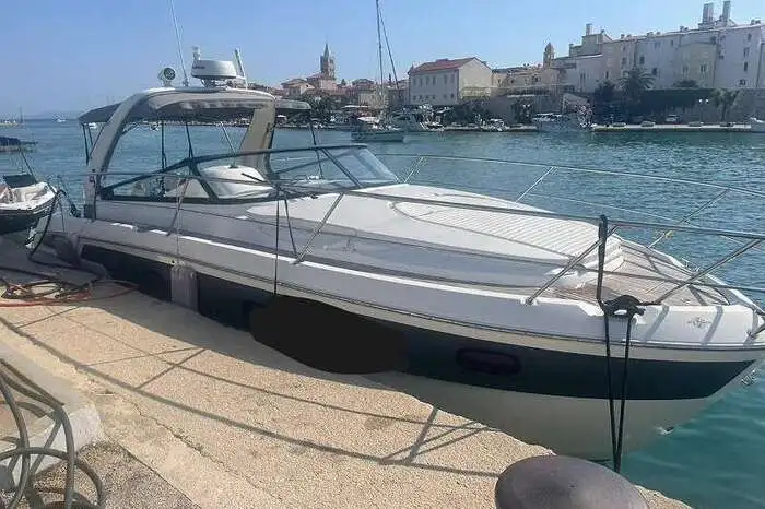 Bavaria Sport Das exklusive Gefährt ist zehn Meter lang, fährt mit 2 x 260 PS, verfügt über eine Klimaanlage, riesige Badeplattform. Kein Gas! Liegt in der Marina Punat (Kroatien), Besichtigung jederzeit möglich.