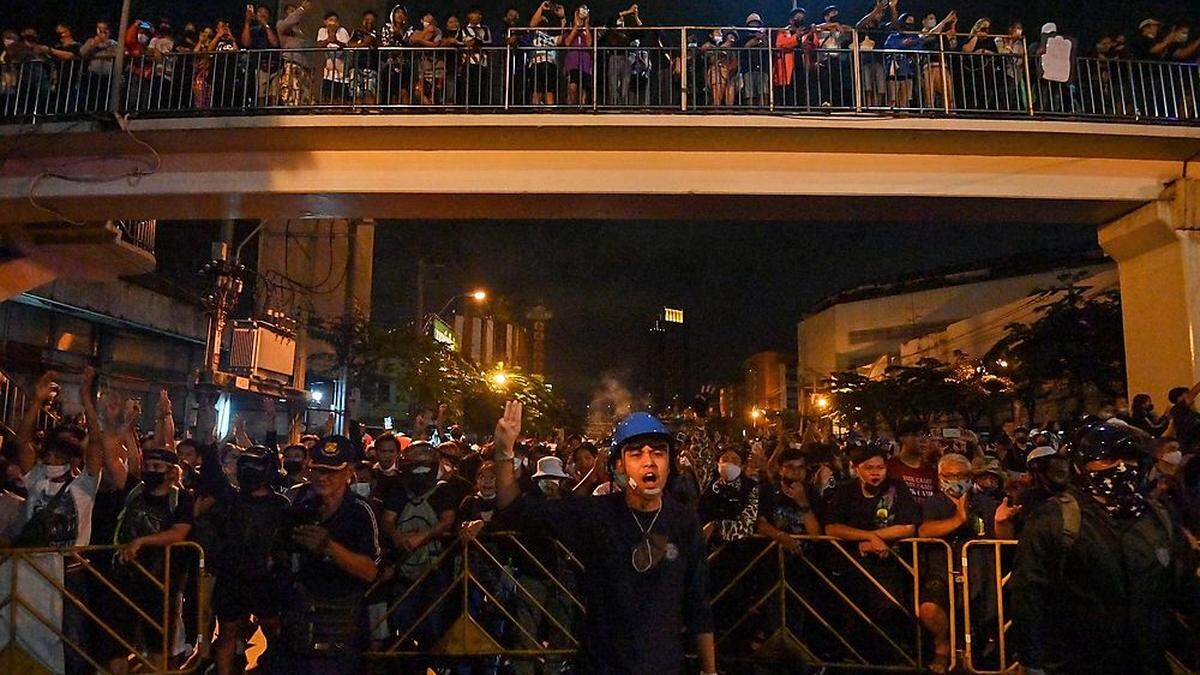 Seit Mittwoch gehen zehntausende Menschen in Bangkok auf die Straße. Drei in die Höhe gestreckte Finger sind das Zeichen der Protestbewegung