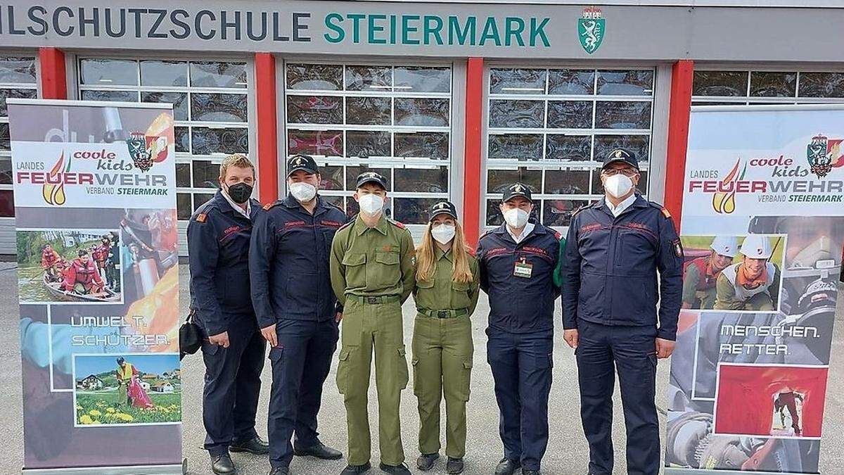 Alexandra Kobelmüller und Dominik Kainz mit den Gratulanten