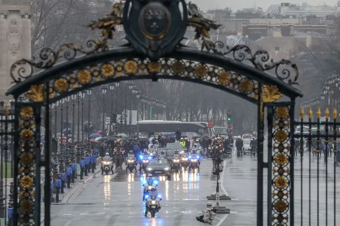 Beltrames Sarg war zuvor begleitet von einer Motorradeskorte von der Ruhmeshalle Panthéon zum Ort der Zeremonie gebracht worden.