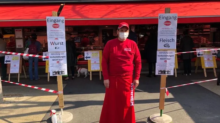 Walter Rinner von der Fleischerei Rinner koordiniert die Kunden, links Wurst, rechts frisches Fleisch, Osterfleisch ist bereits ausverkauft. Abstand wird eingehalten