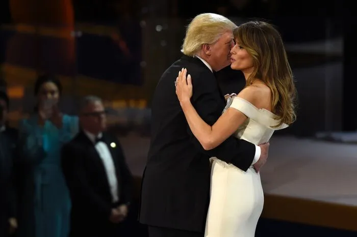 Der frischgebackene US-Präsident schwenkte - von Tanzen konnte eher nicht die Rede sein - seine First Lady auf dem "Liberty Ball" in Washington zu den Klängen des Sinatra-Songs "My Way". Offensichtlich eine Bekräftigung seiner Botschaft, Washington unbeirrt umzukrempeln.