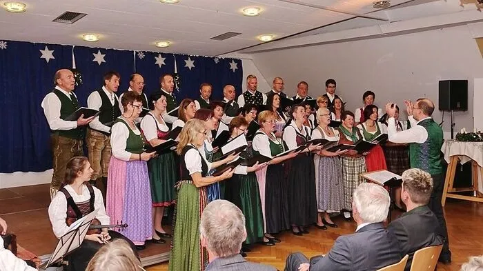 Der Chor des Singkreises Mitterdorf beim stimmungsvollen Adventeinsingen